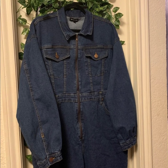 Prettylittlething PLUS Mid Blue Wash Denim Zip Front Jumpsuit - Picture 2 of 4